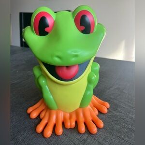 RAINFOREST Vibrant Frog with Orange Feet